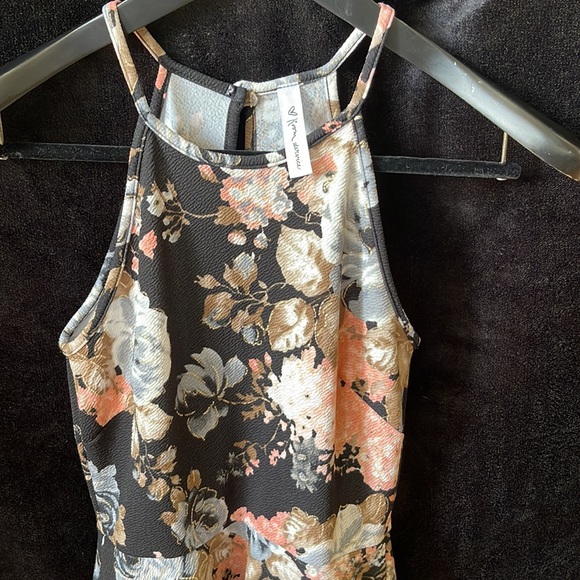 🌺Mini dress 👗 - Picture 2 of 5